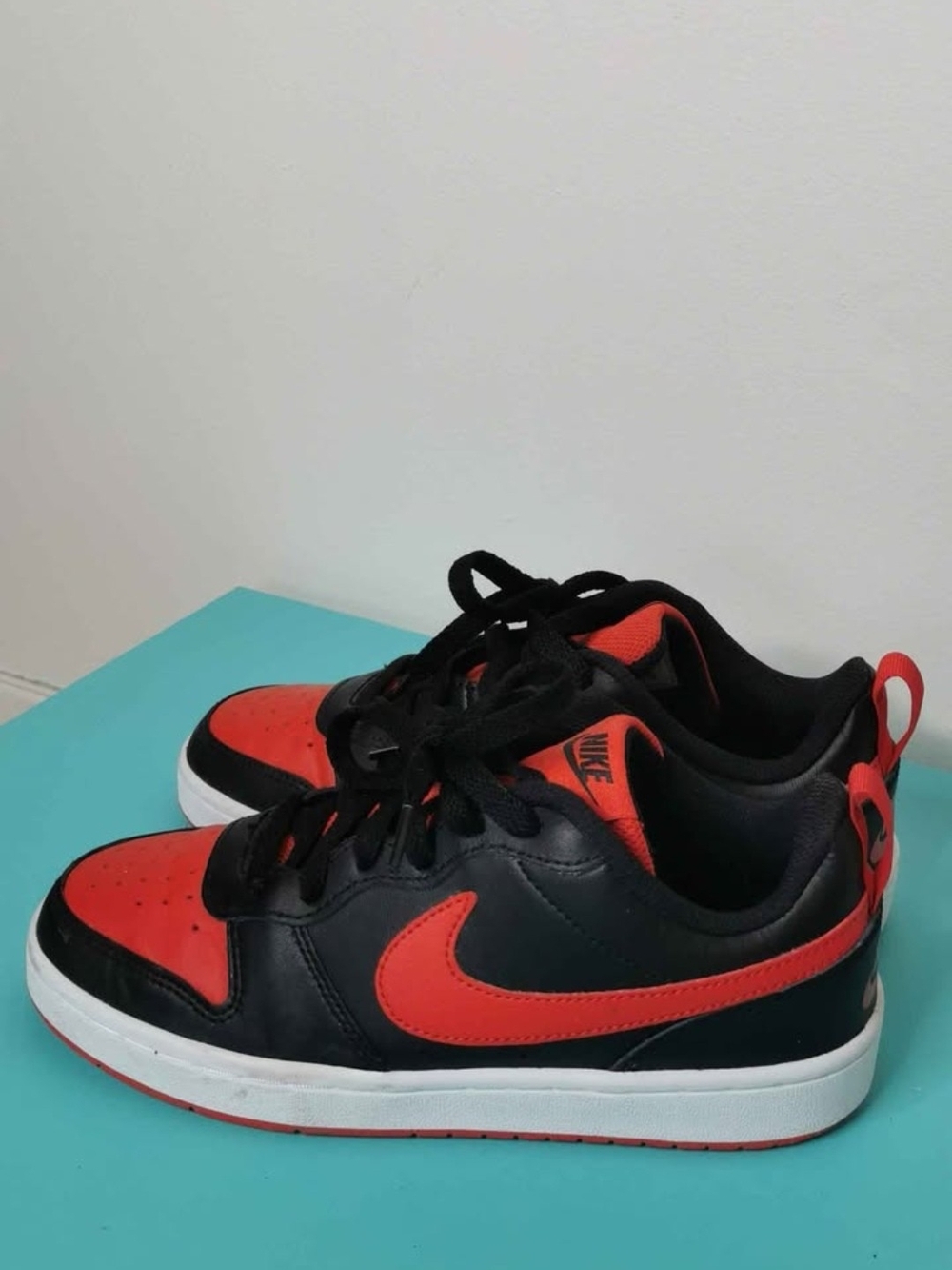 Nike Kids Black and Red Low-Top Sneakers with Swoosh